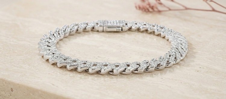 Collection de chaînes et bracelets en acier inoxydable