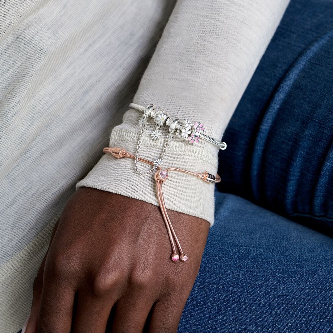 798809C01 | Pandora Moments Charm Clip Marguerites Roses