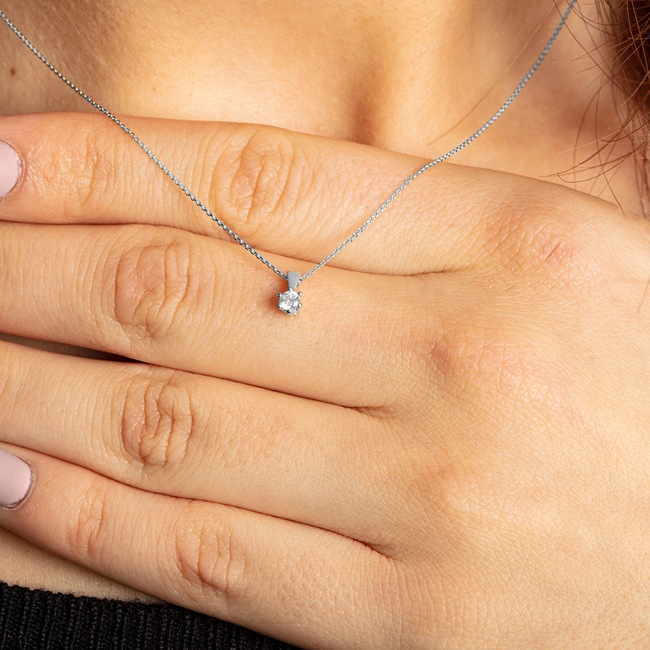 Collier 18 kt WG, 2 Tropfen 0,67 ct, TW-si, 5 Nav. 1,25 ct, TW-si