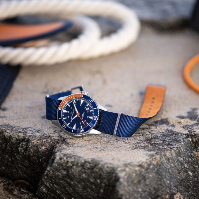 hamilton khaki navy scuba auto day and date