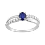 Bague or gris 750/18 ct avec saphir ovale et zircones