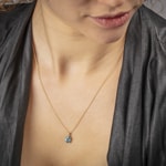 Anhänger 750/18 K Gelbgold mit Blautopas oval und Diamanten 0.01 ct H/si - AN-48552-TOP-GG