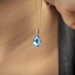 Anhänger 750/18 K Gelbgold mit Blautopas oval und Diamanten 0.01 ct H/si - AN-48552-TOP-GG