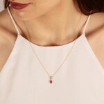 Anhänger 750/18 K Gelbgold mit Rubin oval und Diamanten 0.05 ct H/si - AN-52473-RUB-GG