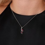Pendentif or gris 750/18 ct avec rubis & diamants 0.06 ct H/si - AN-38103-RUB-WG