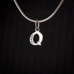 Pendentif argent 925 rhodié Lettre Q avec zircones - 336286.1Q