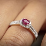 Ring 750/18 K Yellow Gold with oval Ruby and Diamonds 0.20 ct H/si - RI-52501-RUB-GG