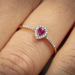 Bague or jaune 750/18 ct avec rubis poire et diamants 0.08 ct H/si - RI-46610-RUB-GG