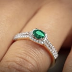 Bague or jaune 750/18 ct avec émeraude ovale et diamants 0.20 ct H/si - RI-52501-SMA-GG