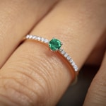 Ring 750/18 K Yellow Gold with round Emerald & Diamonds 0.07 ct H/si - RI-46616-SMA-GG