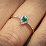 Bague or jaune 750/18 ct avec émeraude poire et diamants 0.08 ct H/si - RI-46610-SMA-GG