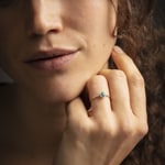 Bague or jaune 750/18 ct avec émeraude poire et diamants 0.08 ct H/si - RI-46610-SMA-GG