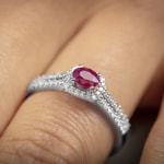 Bague or gris 750/18 ct avec rubis ovale et diamants 0.20 ct H/si - RI-52501-RUB-WG