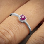 Damenring 750/18 K Weissgold mit Rubin rund und Diamanten 0.07 ct H/si - RI-46604-RUB-WG