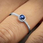 Bague or gris 750/18 ct avec saphir ronde et diamants 0.07 ct H/si - RI-46604-SAF-WG