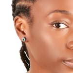 Clous d'oreilles or gris 750/18 ct, diamants 0.22 ct H/si & émeraude 0.68 ct - OR-095373-SMA-WG