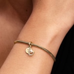 Pandora Gold Moments Haken mit lackierter Perle Charm-Anhänger - 763891C01