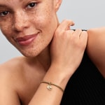 Pandora Gold Moments Haken mit lackierter Perle Charm-Anhänger - 763891C01