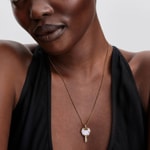 Pandora Gold Moments Grand Charm Pendant Clé Love Rose Opalescent - 764349C01