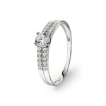 Ring 375/9 K Weissgold mit Zirkonia Solitär & Seitensteine