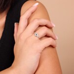 Ring 750/18 K Roségold Fatima-Hand mit Saphir & Diamanten 0.10 ct H/si - RI-24295-RG