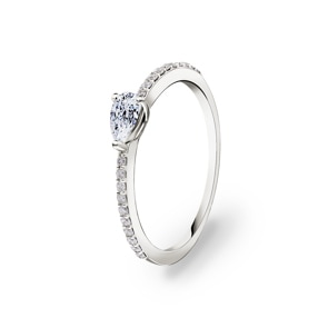 0.31 Karat Tropfen Solitärring 750/18 K Weissgold mit Seitensteinen
