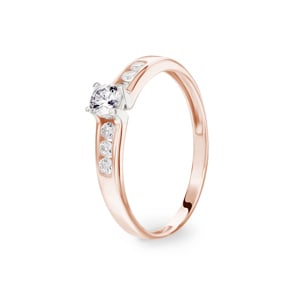 Bague or rosé 750/18 ct avec zircones solitaires accompagnés