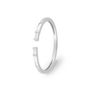 Bague or gris 750/18 ct avec zircones baguette