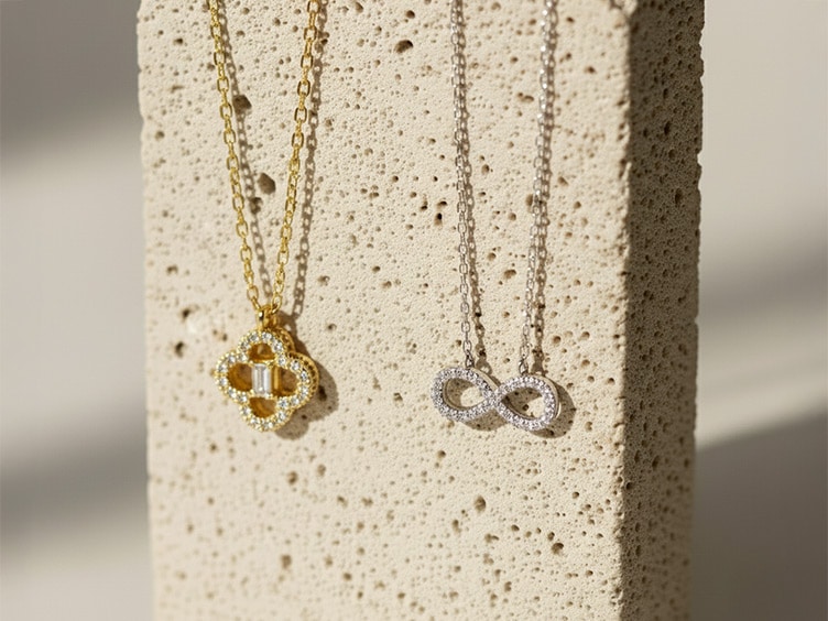 Collection de colliers et chaînes