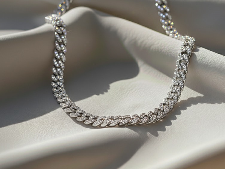 Collection de chaînes et bracelets en acier inoxydable