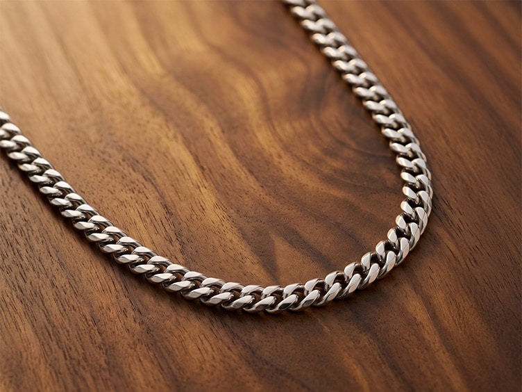 Collection de chaînes et bracelets en acier inoxydable
