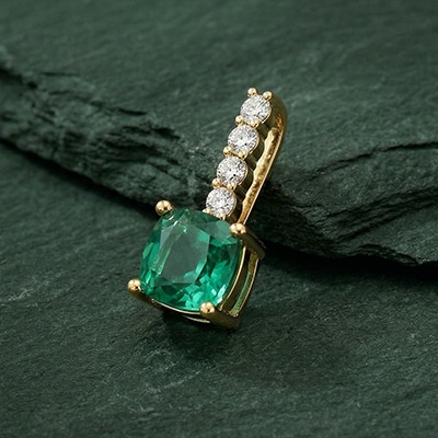 Anhänger aus Gold mit Edelsteinen