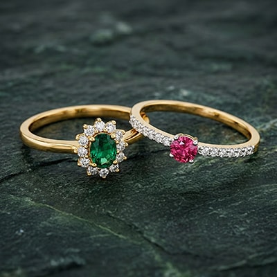 Avec pierres précieuses