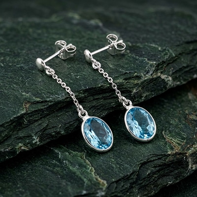 Boucles d'oreilles avec topazes bleues