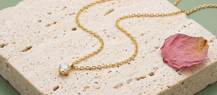 Collection de colliers et chaînes